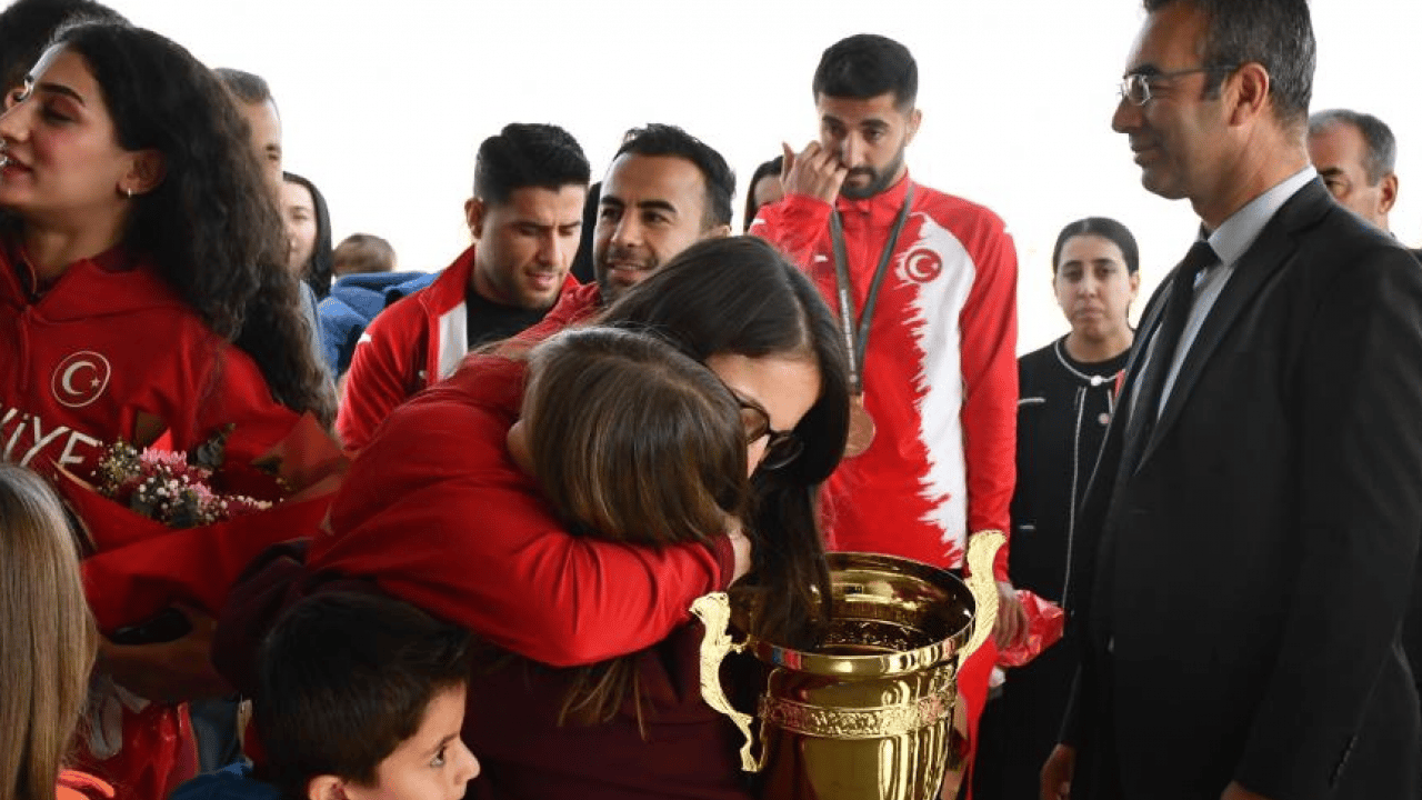 Foto - Üst üste Avrupa Şampiyonu oldu! Altın madalyalı boksöre görkemli karşılama