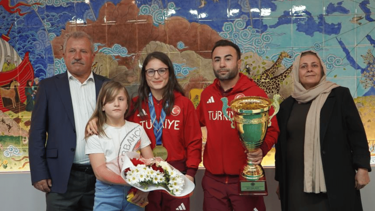 Foto - Üst üste Avrupa Şampiyonu oldu! Altın madalyalı boksöre görkemli karşılama