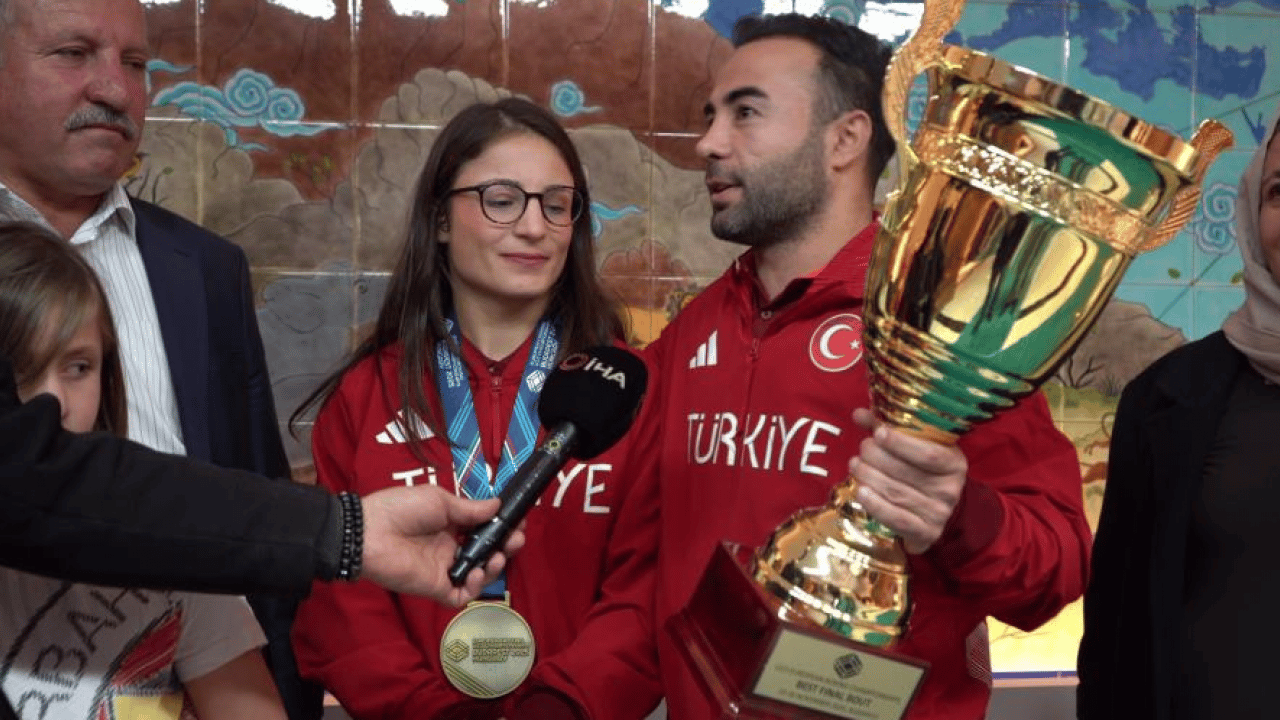 Foto - Üst üste Avrupa Şampiyonu oldu! Altın madalyalı boksöre görkemli karşılama