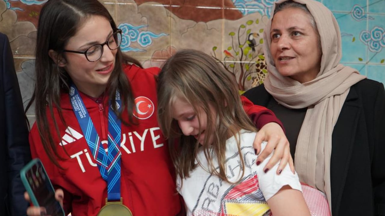 Foto - Üst üste Avrupa Şampiyonu oldu! Altın madalyalı boksöre görkemli karşılama