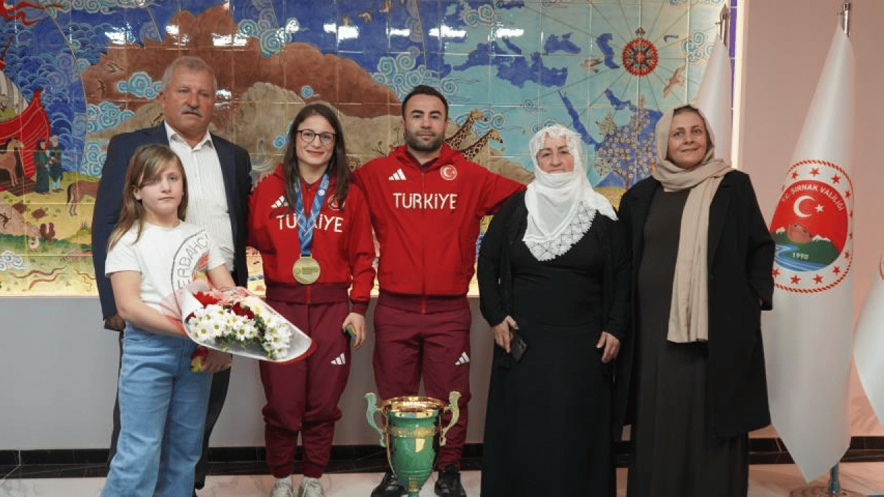 Foto - Üst üste Avrupa Şampiyonu oldu! Altın madalyalı boksöre görkemli karşılama