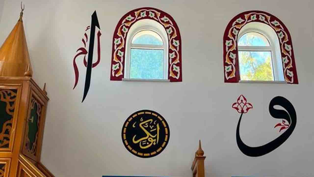 Foto - Ustalar ve imam el ele verdi: Köy camisi sanat eserine dönüştü!