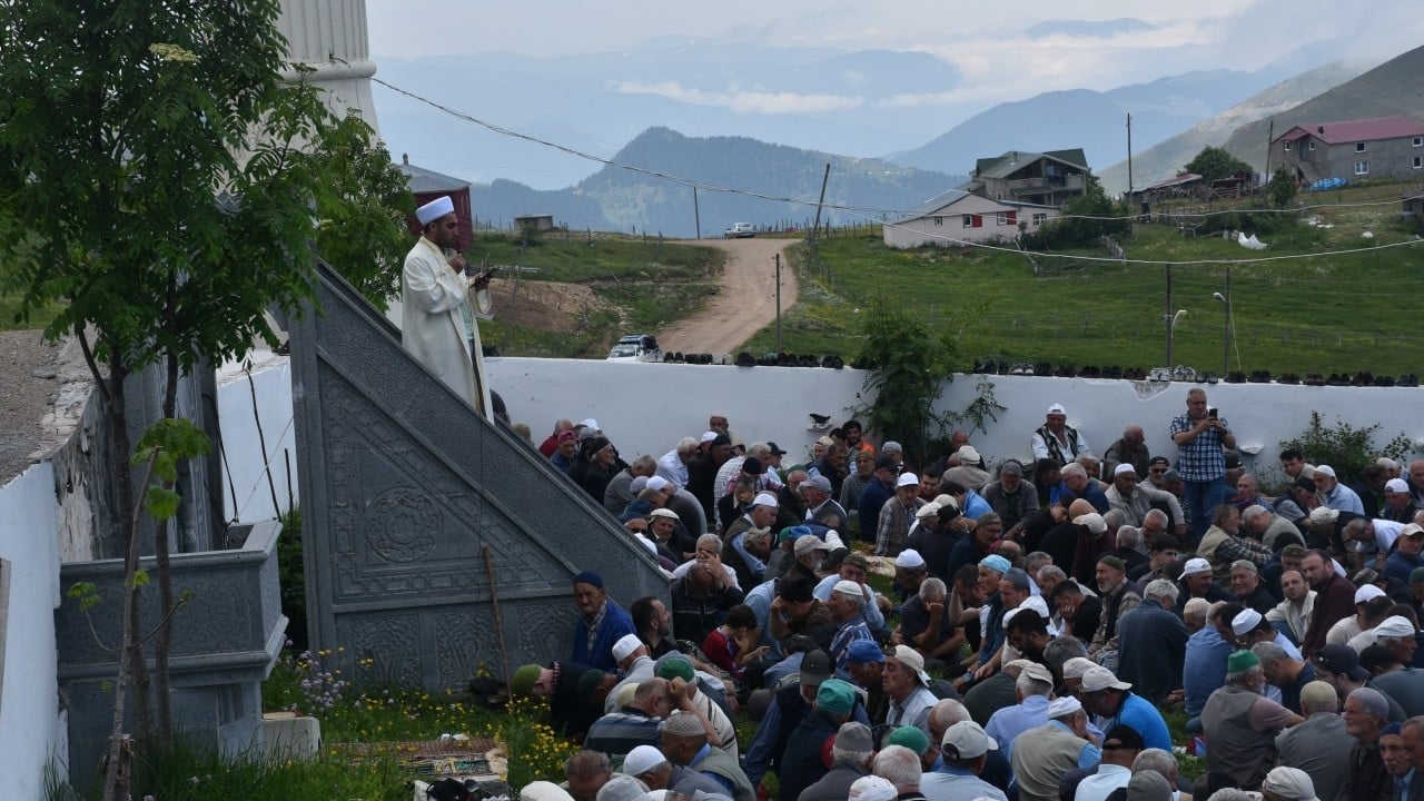 Foto - Üstü açık camide cuma namazı