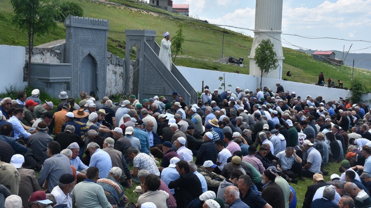 Foto - Üstü açık camide cuma namazı