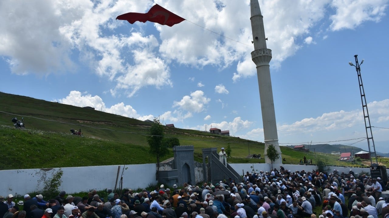 Foto - Üstü açık camide cuma namazı