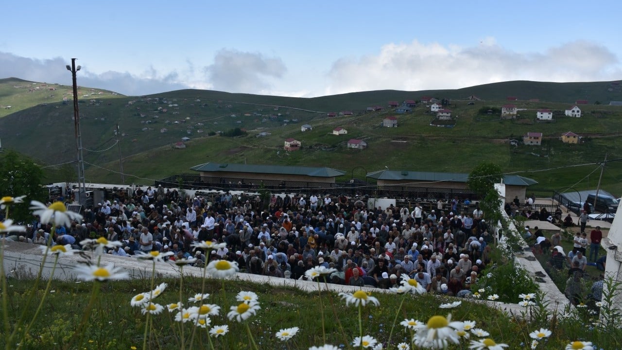 Üstü açık camide cuma namazı