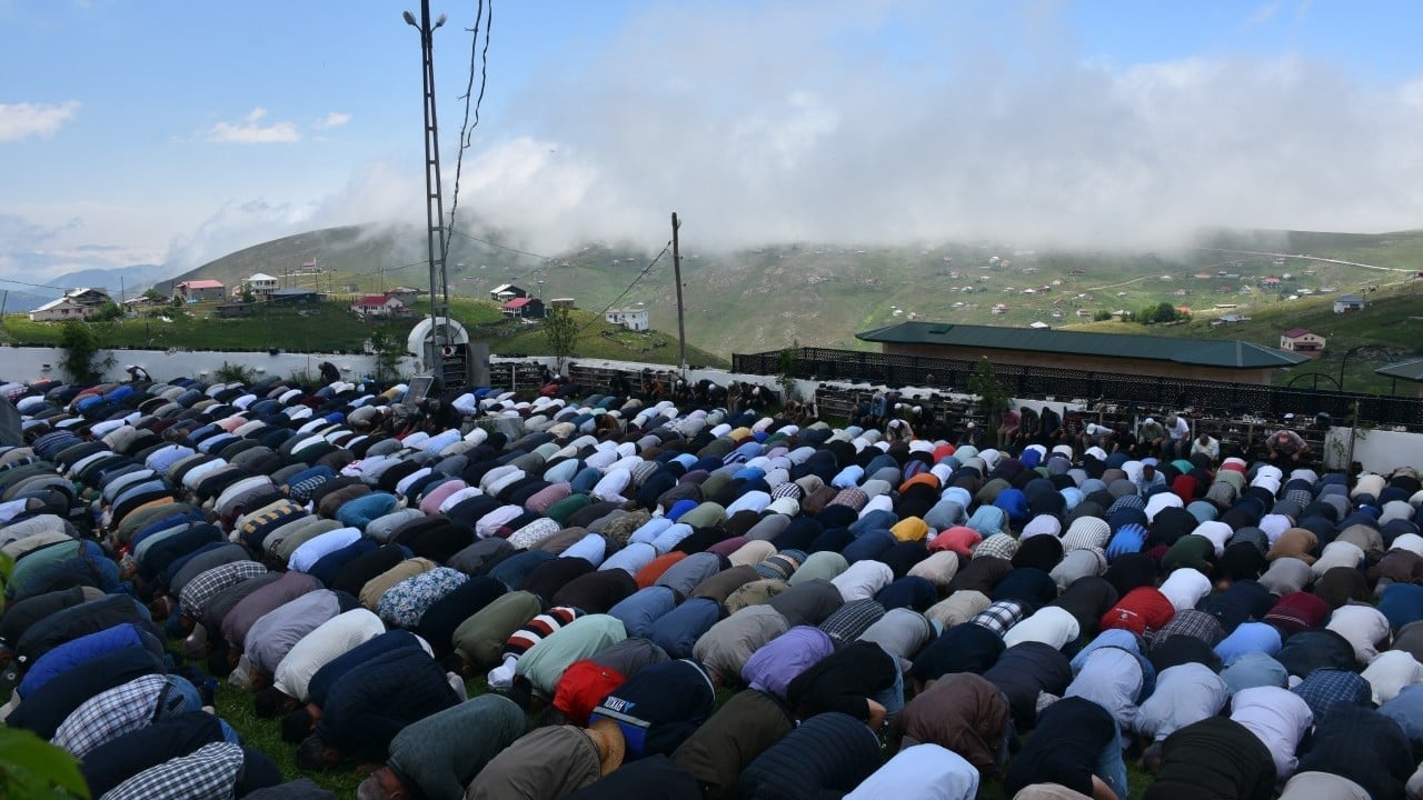 Foto - Üstü açık camide cuma namazı