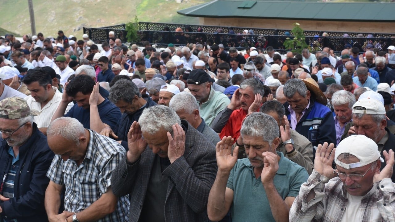 Foto - Üstü açık camide cuma namazı
