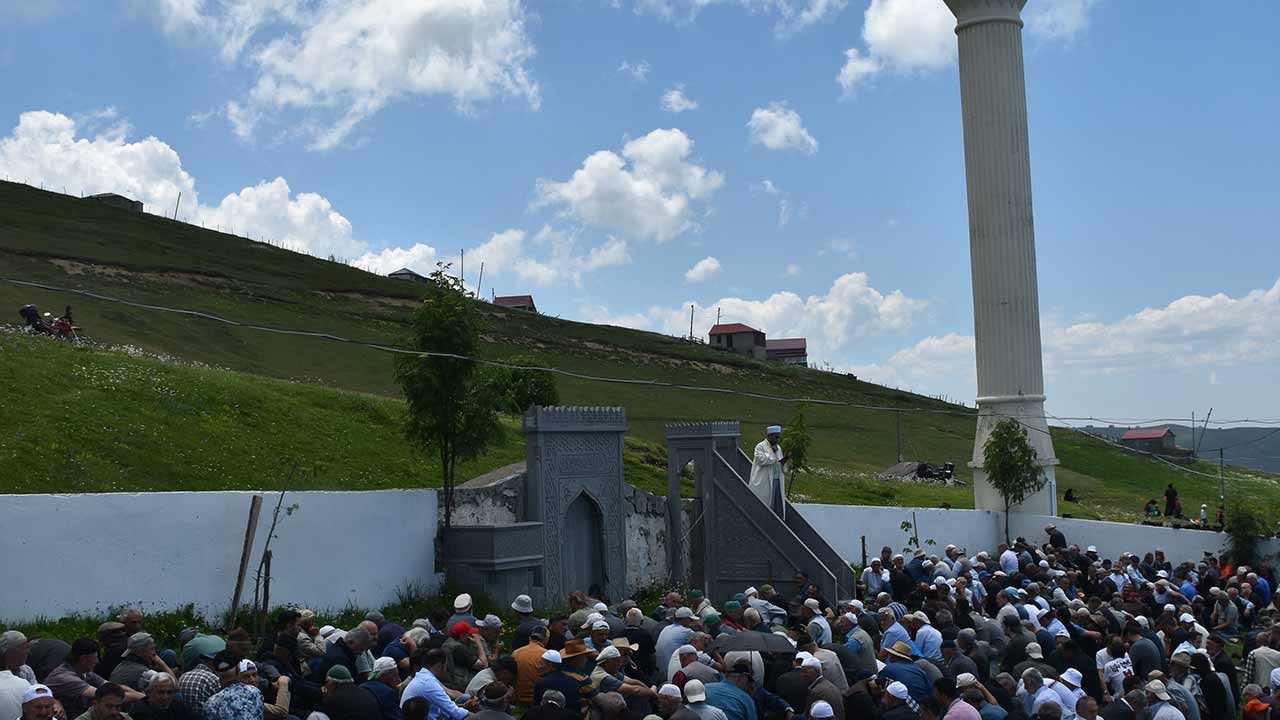 Foto - Üstü açık camide cuma namazı