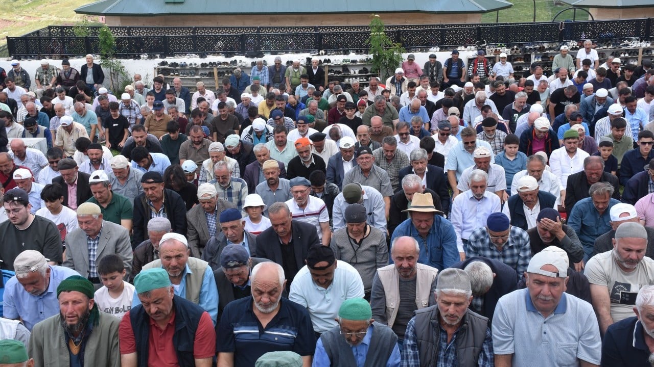 Foto - Üstü açık camide cuma namazı