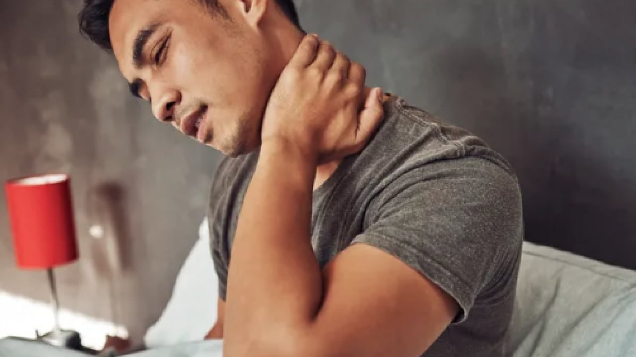 Uyandığında boyun ağrısı yaşayanlara çözüm! İşte en ideal uyku pozisyonu... Aman dikkat