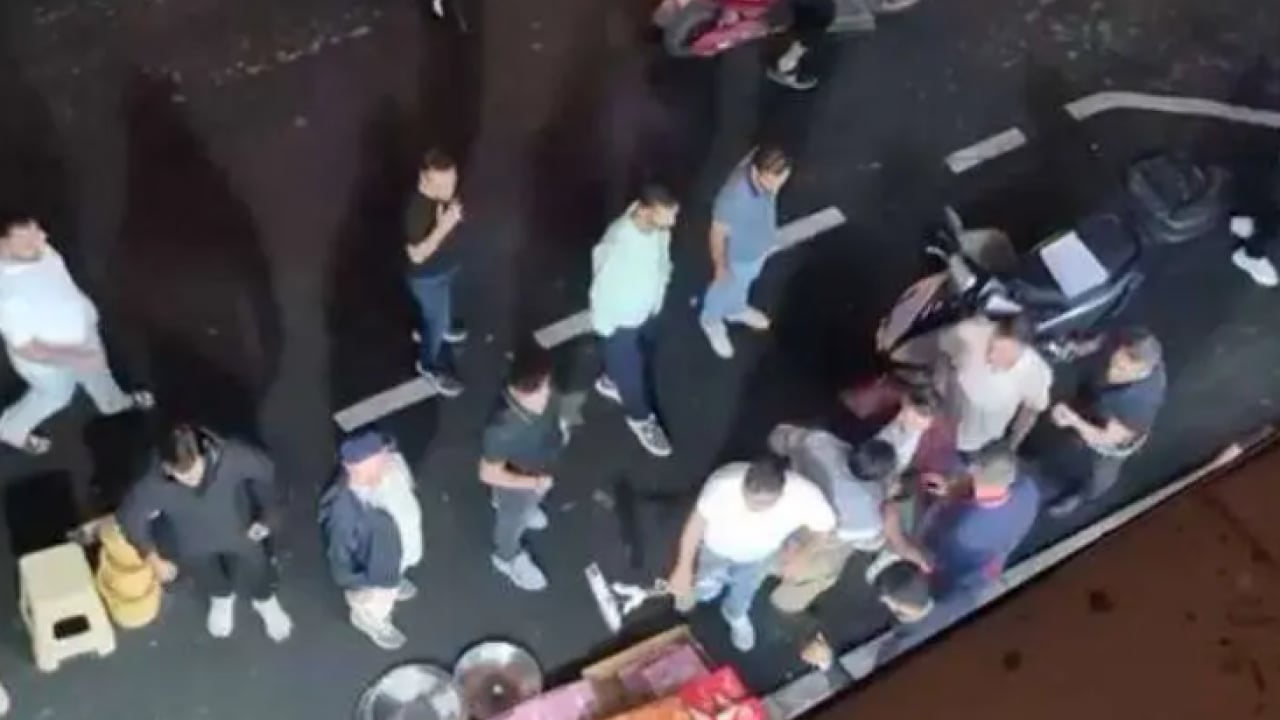 Uyarı sonrası ortalık karıştı: Zabıta ile esnaf sokak ortasında birbirine girdi!