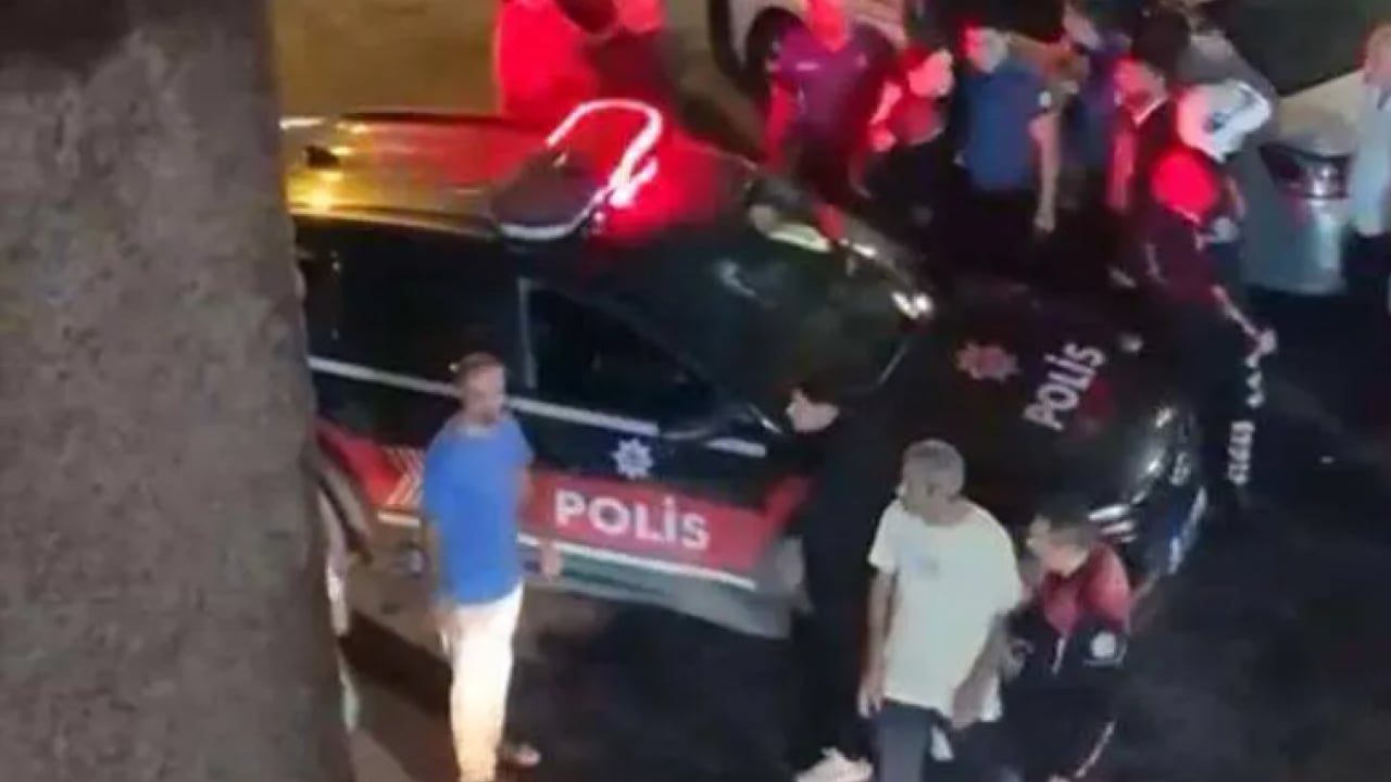 Foto - Uyarı sonrası ortalık karıştı: Zabıta ile esnaf sokak ortasında birbirine girdi!
