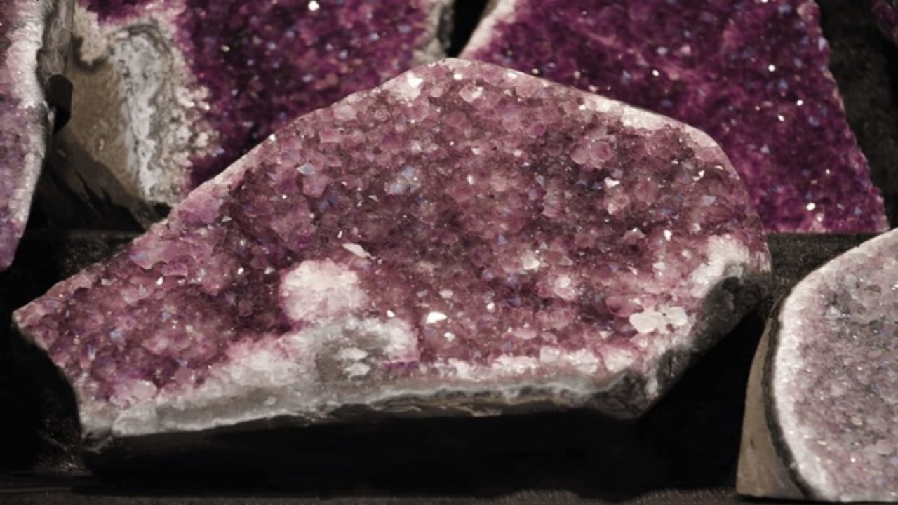 Üzerine basılıp geçilen o taş, aslında bir servetmiş! İçini açınca gözlerine inanamadılar