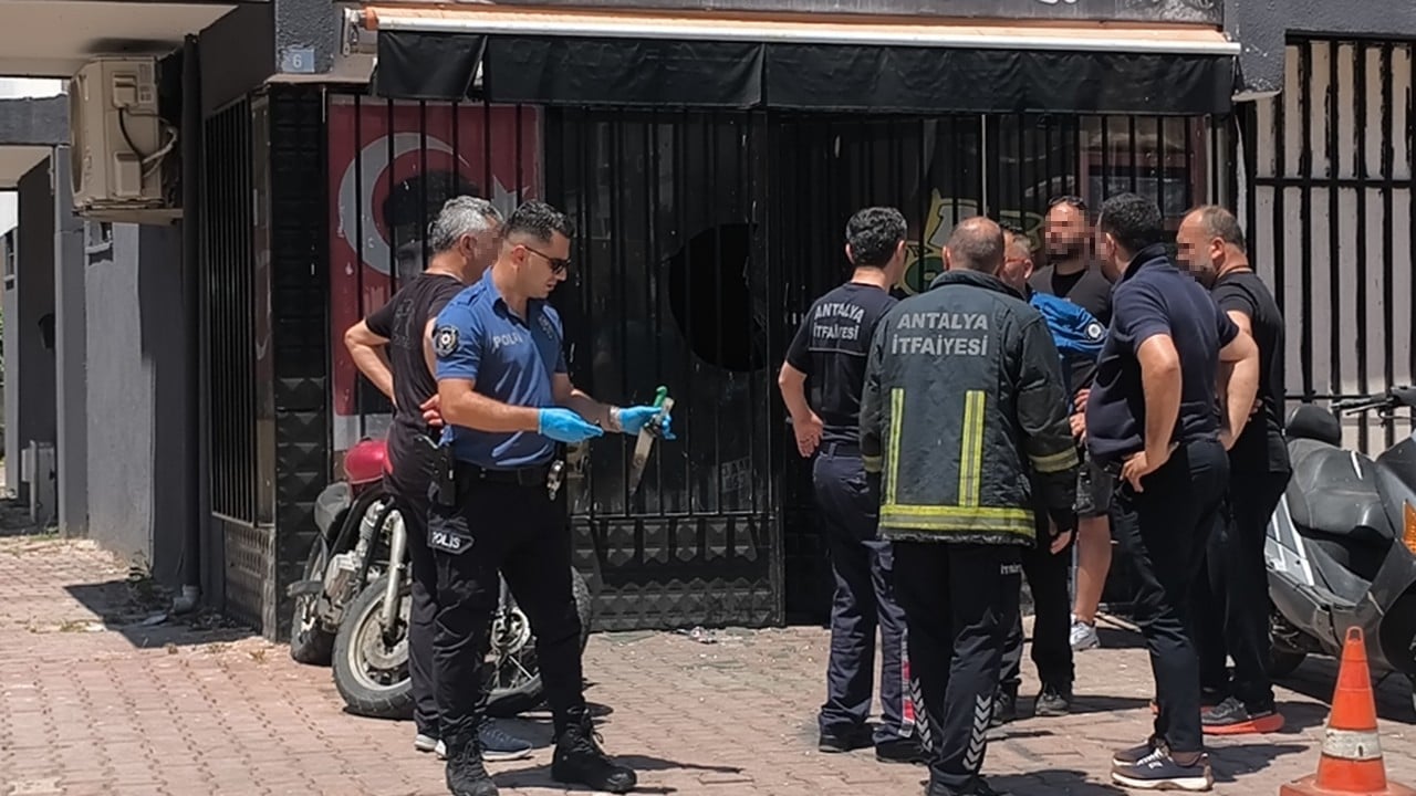 Foto - Üzerine benzin döktü, kendini dükkana kilitledi! 'Ben söz verdim mi tutarım'