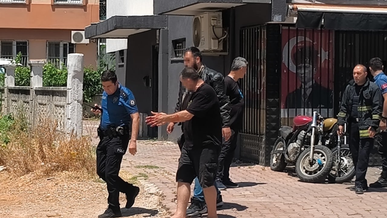 Foto - Üzerine benzin döktü, kendini dükkana kilitledi! 'Ben söz verdim mi tutarım'