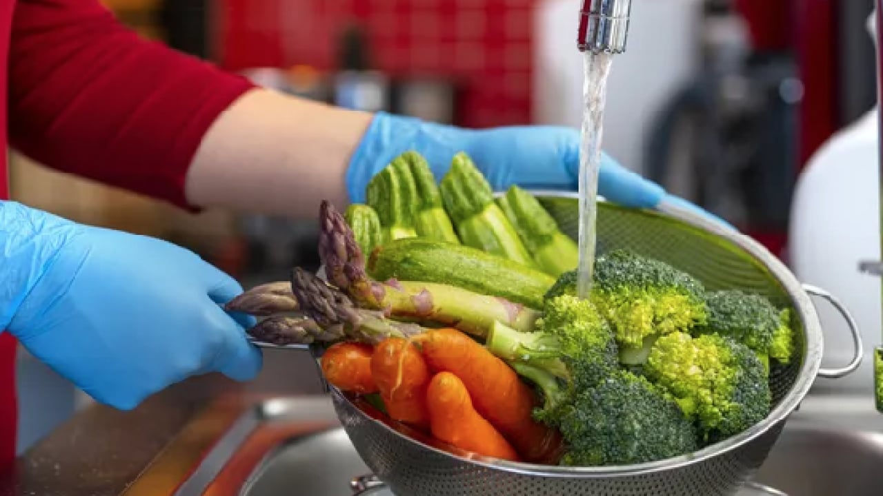 Foto - Uzmana kulak verin: Hastalıkların gizli kaynağı! Pestisitlerden kurtulmanın formülü: 1 litre suya 5 kaşık...
