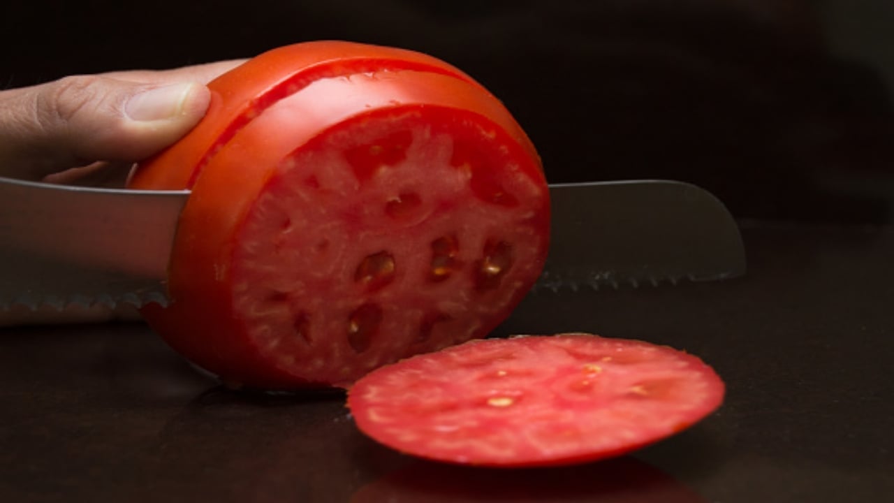 Foto - Uzmanlar bas bas bağırıyor! Domatesi sakın böyle tüketmeyin: Resmen zehir saçıyor