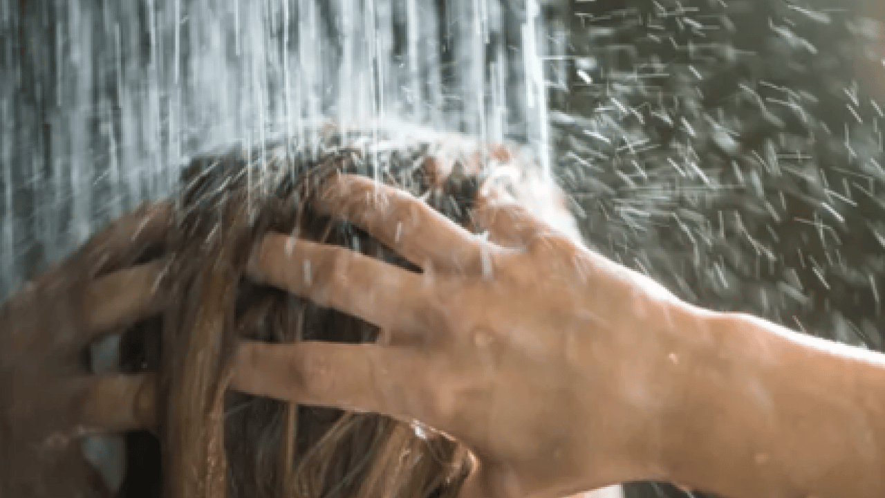 Islak saçla uyumak hastalık davetiyesi mi? Bağışıklık bariyerini zayıflatıyor