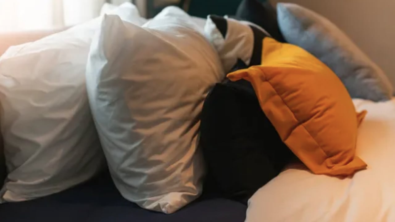 Foto - Uzmanlar tek tek işaret etti: Geceleri birden fazla yastığa sarılarak uyuyorsanız...