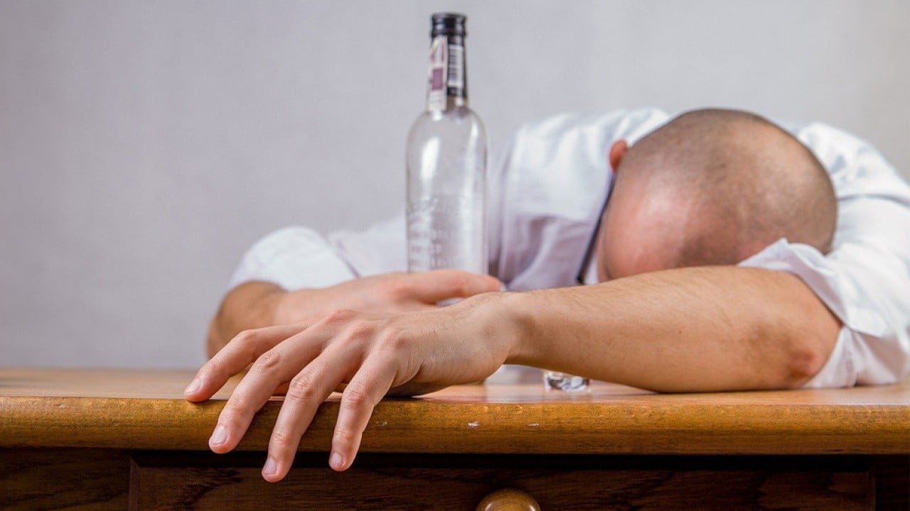 Foto - Uzmanlar uyardı! Sahte alkol gözde geri dönülmez hasarlara yol açabiliyor