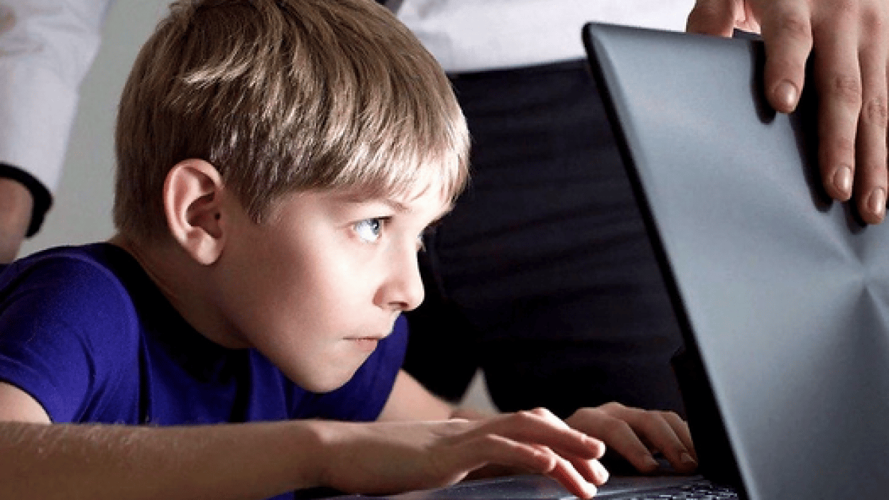 Foto - Uzmanlar uyarıyor ama... Ekran bağımlılığı alarm veriyor: 2050’de her 2 kişiden biri miyop olabilir