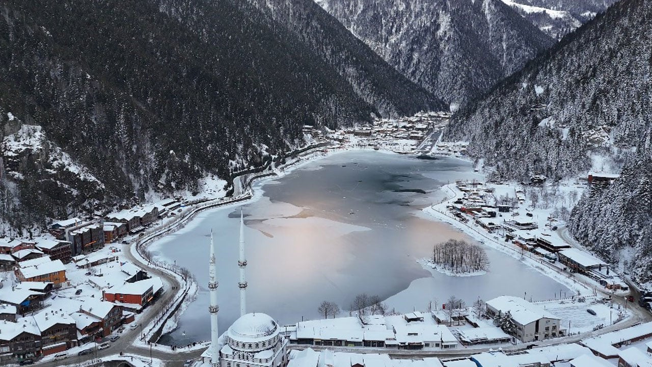 Uzungöl dondu! Eksi 7 derecede nefes kesen manzara