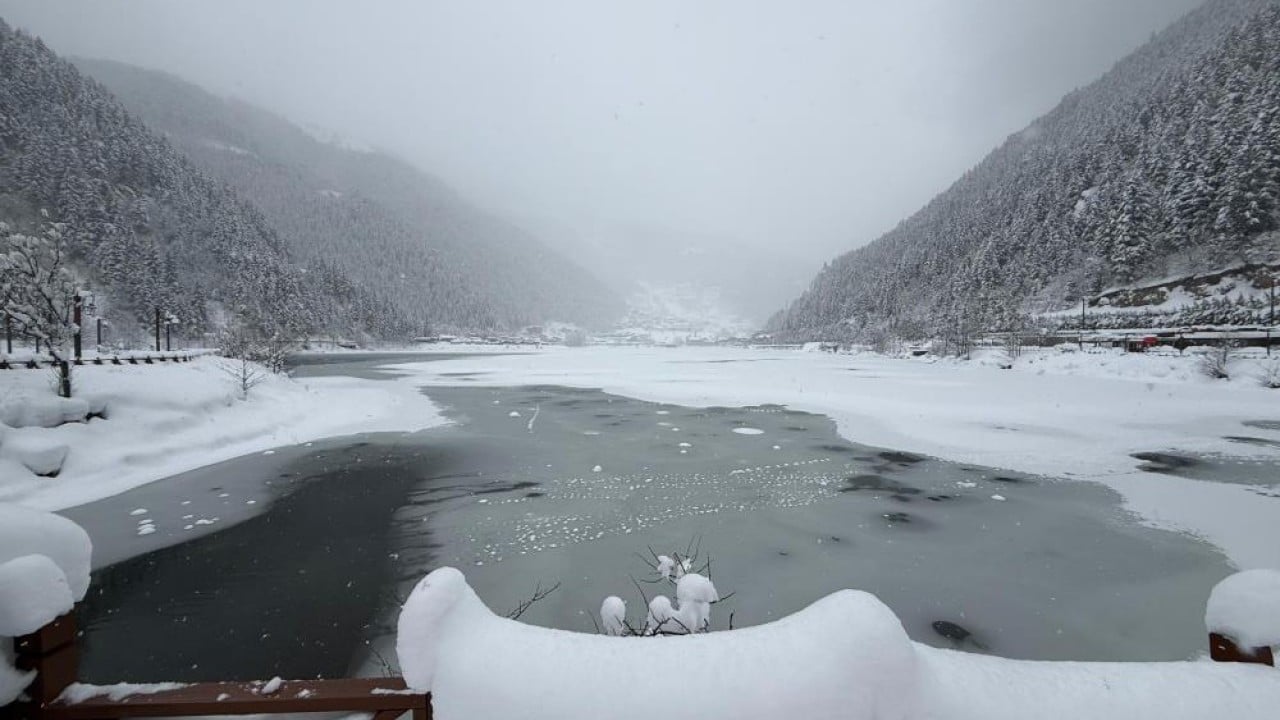 Uzungöl'de kar kalınlığı 1 metreyi aştı
