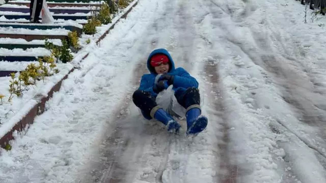 Valilikler peş peşe açıklama yaptı! İşte kar nedeniyle eğitime ara verilen iller