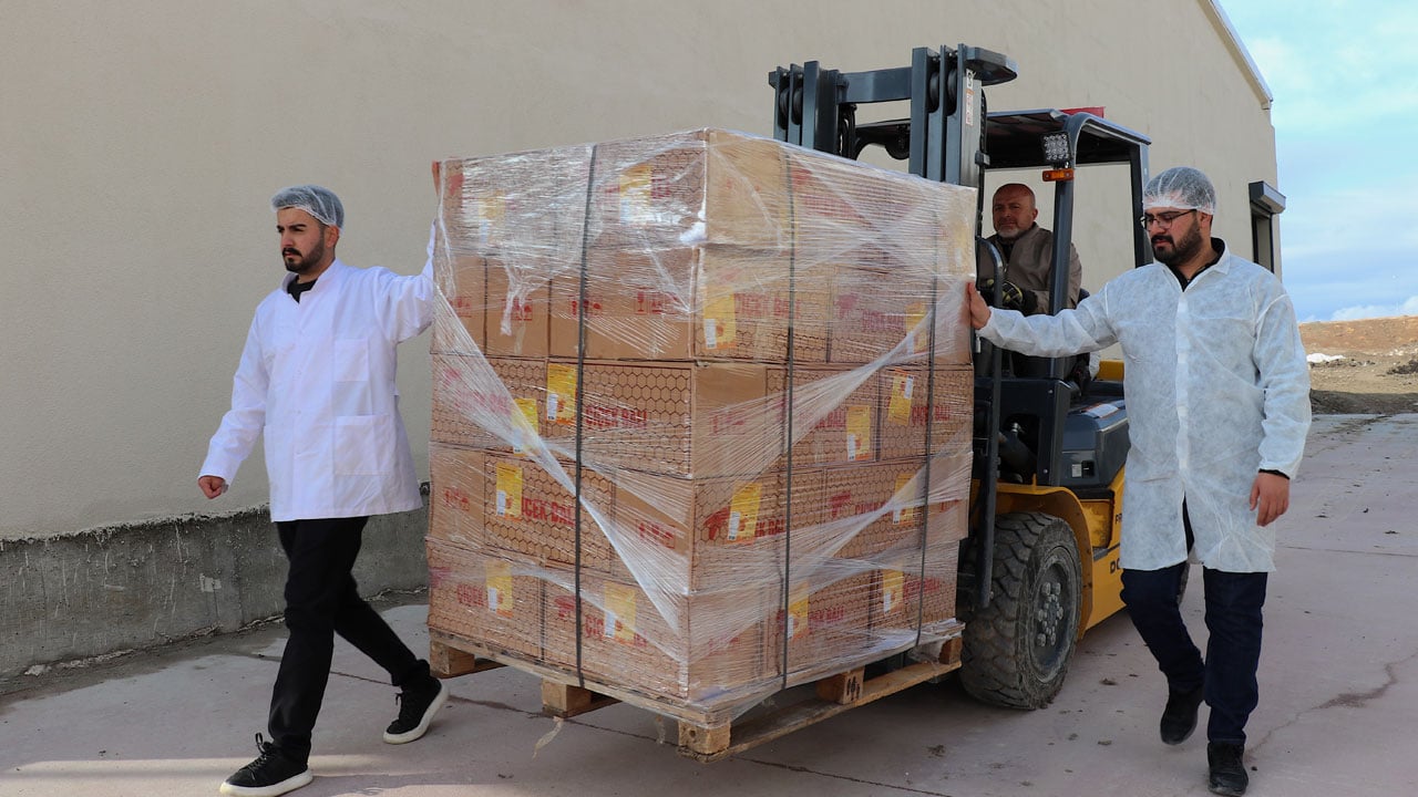 Foto - Van balı Orta Doğu yolunda! 16,5 tonluk ihracat Dubai’ye ulaştı