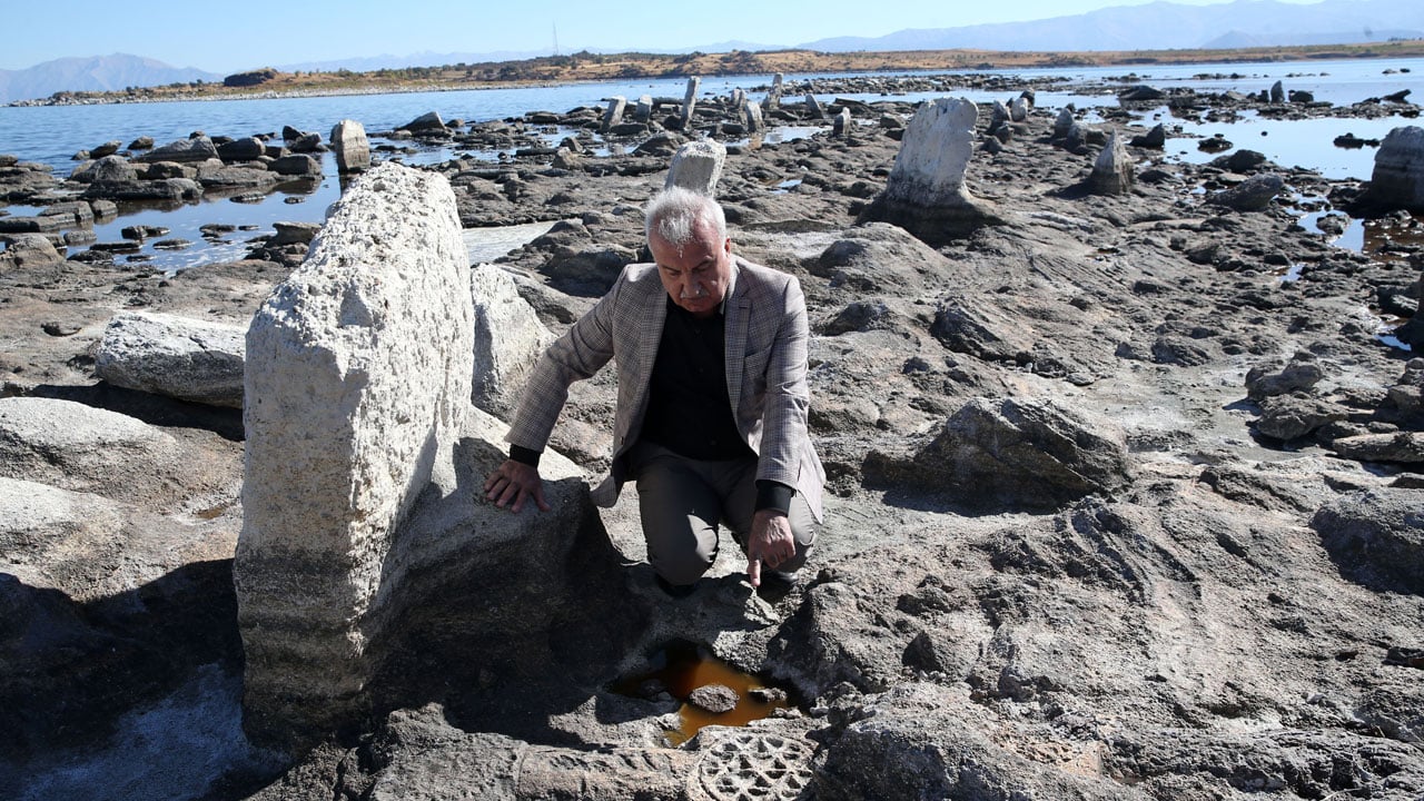 Foto - Van Gölü alarm veriyor! Su seviyesi metrelerce çekildi, geçmiş gün yüzüne çıktı