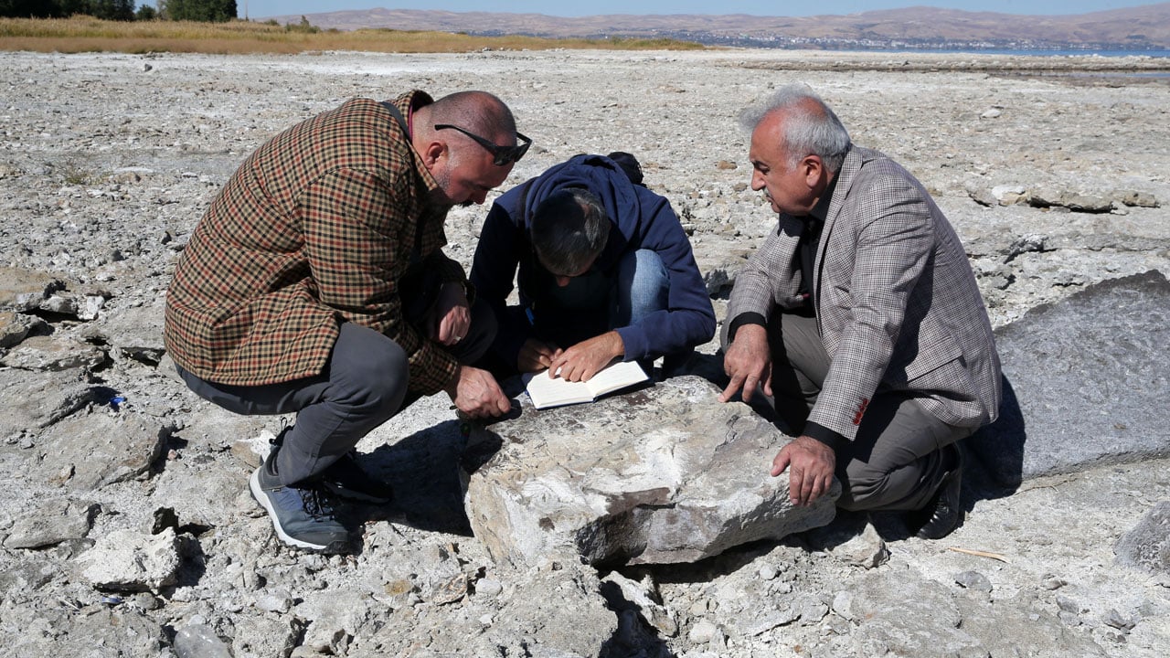 Foto - Van Gölü alarm veriyor! Su seviyesi metrelerce çekildi, geçmiş gün yüzüne çıktı