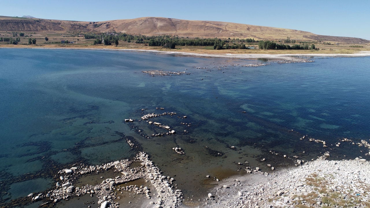 Foto - Van Gölü alarm veriyor! Su seviyesi metrelerce çekildi, geçmiş gün yüzüne çıktı