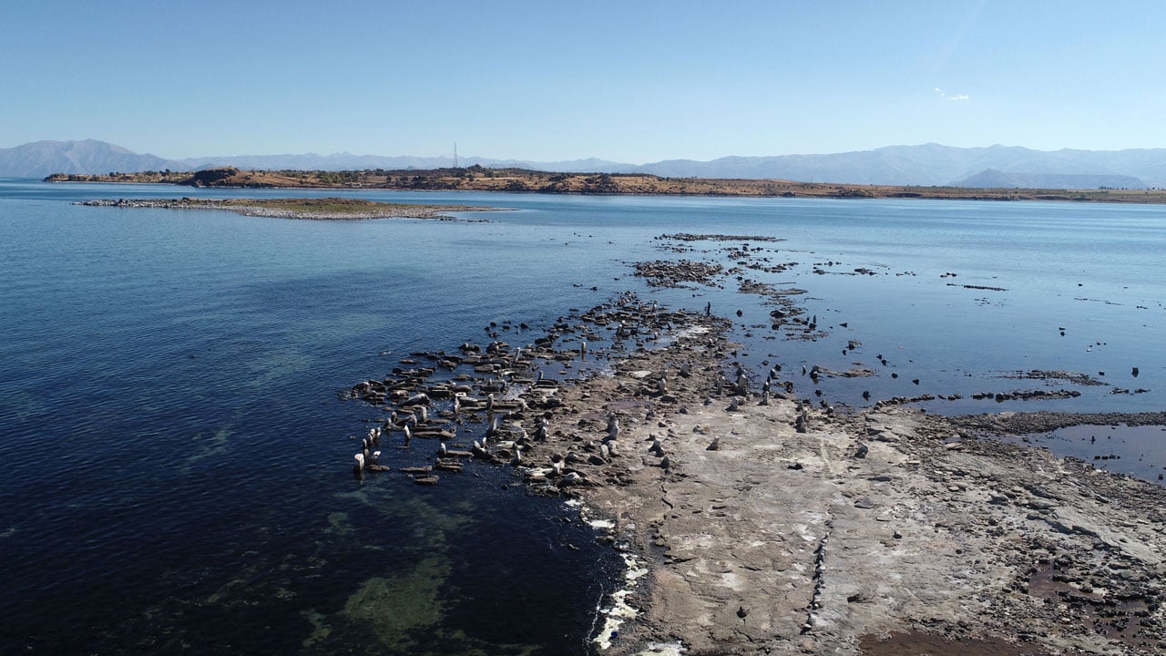 Foto - Van Gölü alarm veriyor! Su seviyesi metrelerce çekildi, geçmiş gün yüzüne çıktı