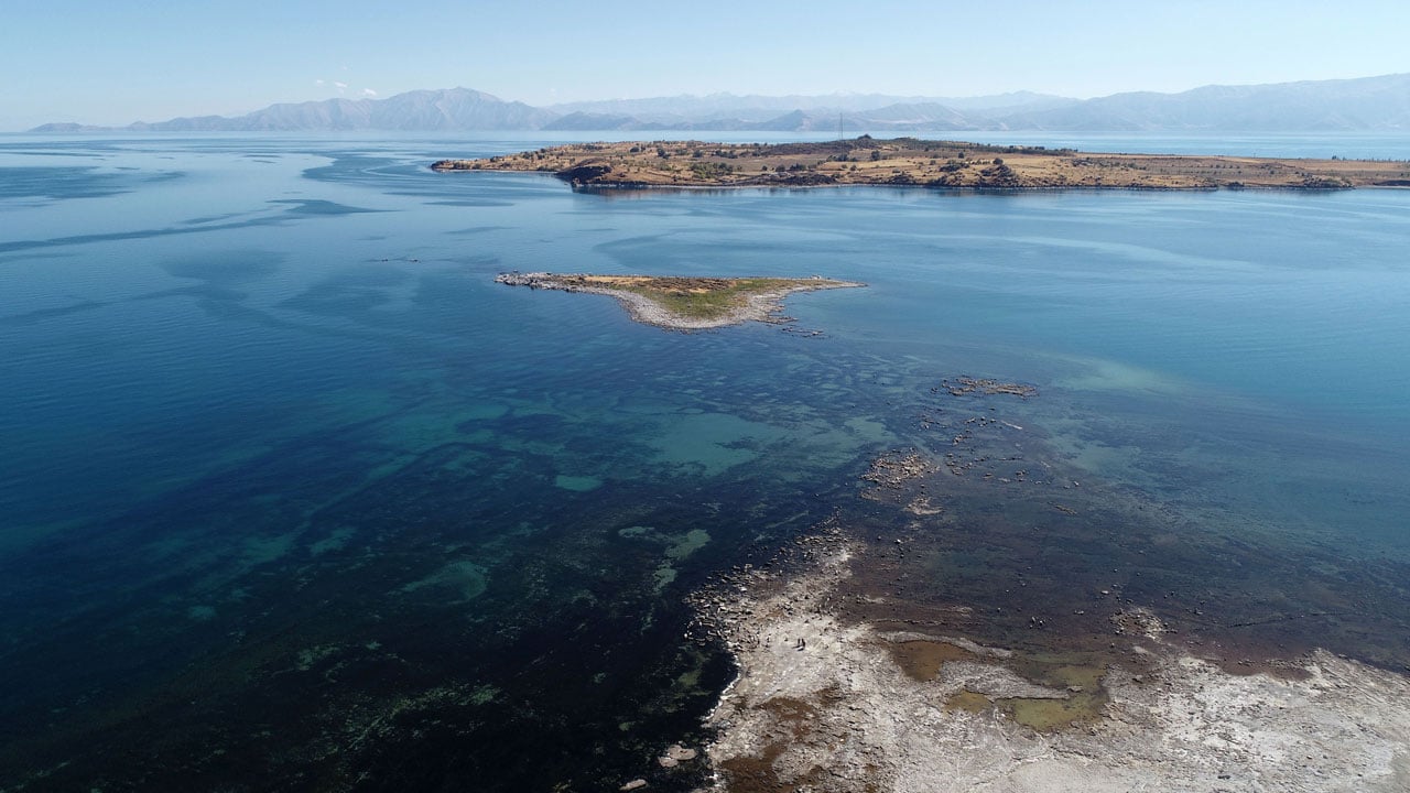 Foto - Van Gölü alarm veriyor! Su seviyesi metrelerce çekildi, geçmiş gün yüzüne çıktı