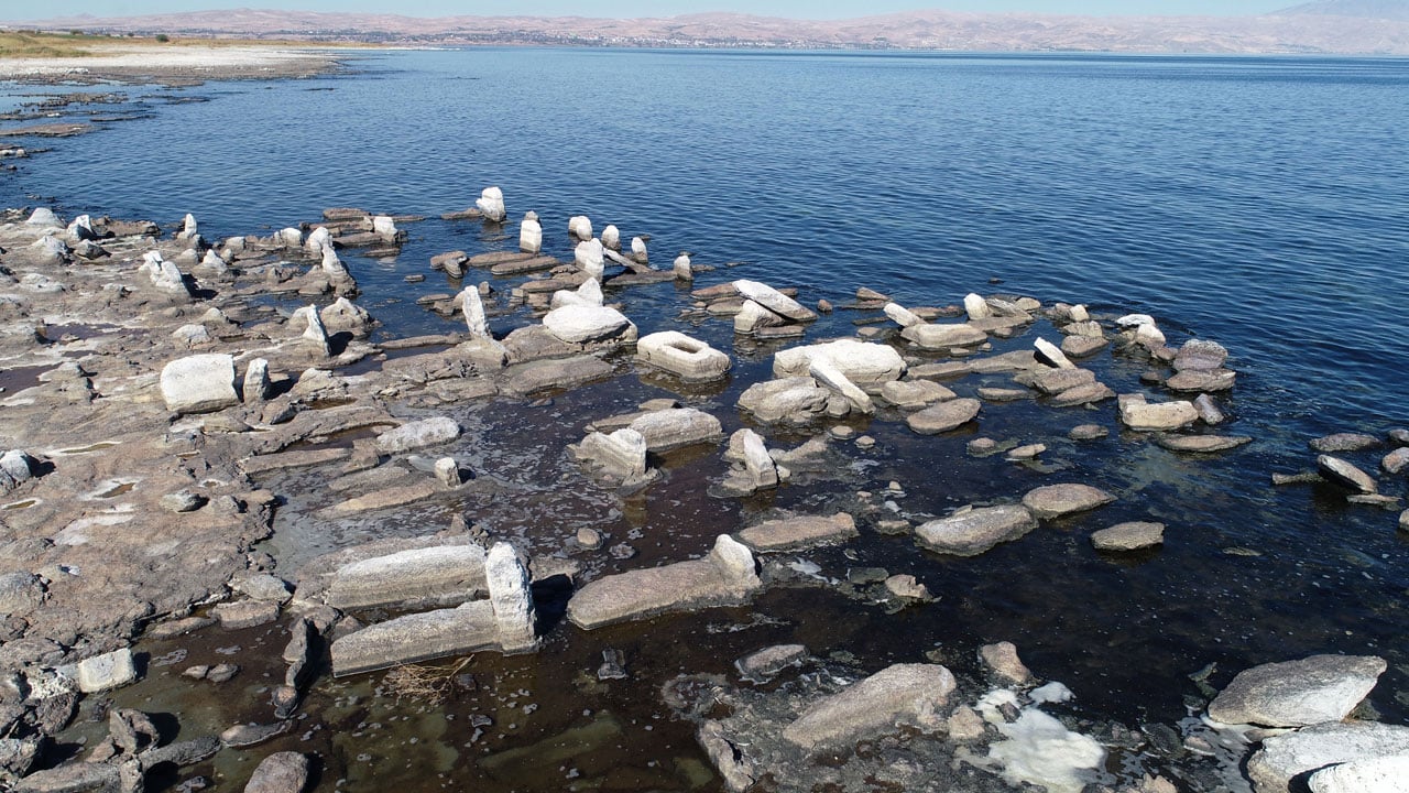 Foto - Van Gölü alarm veriyor! Su seviyesi metrelerce çekildi, geçmiş gün yüzüne çıktı