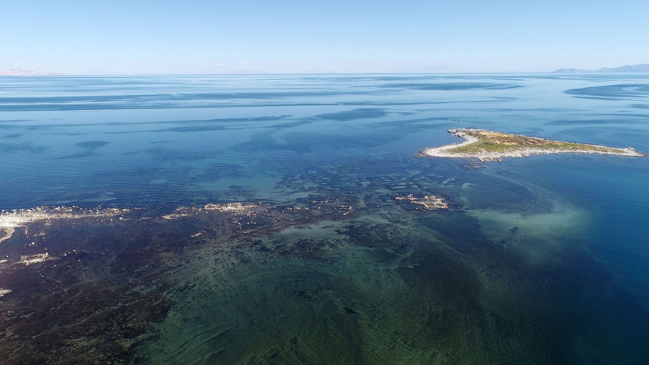 Foto - Van Gölü alarm veriyor! Su seviyesi metrelerce çekildi, geçmiş gün yüzüne çıktı