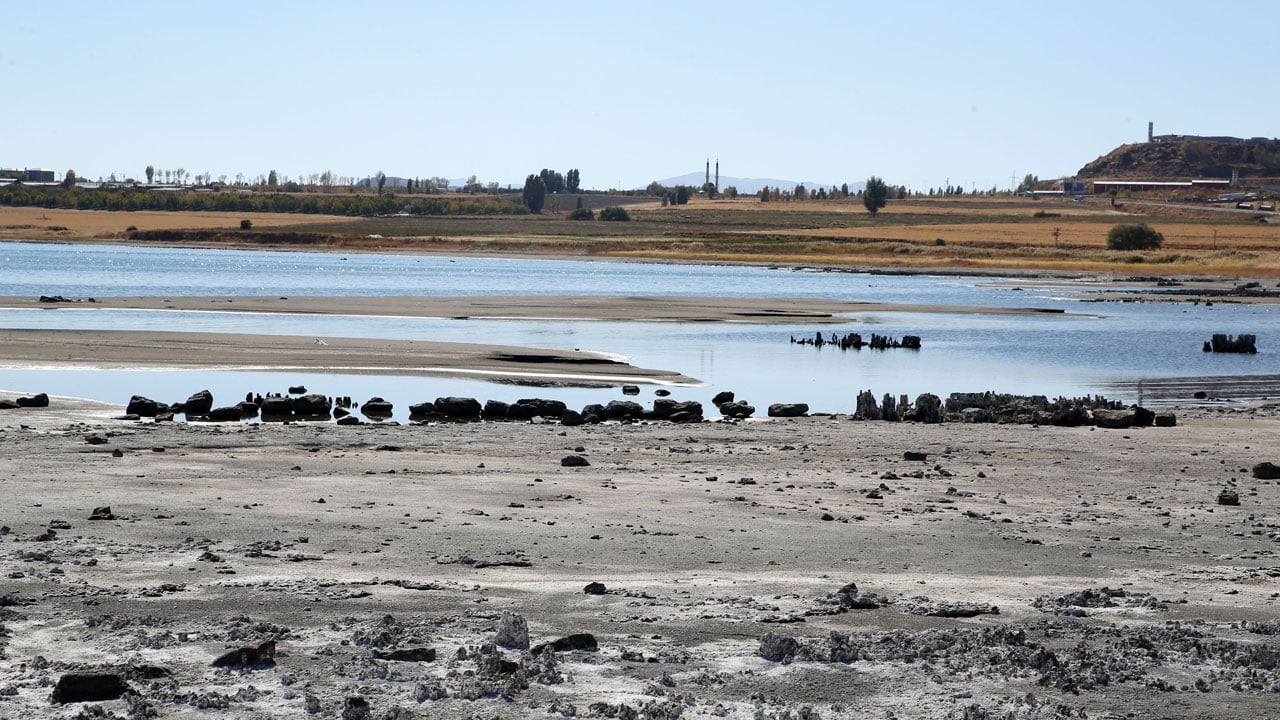 Foto - Van Gölü alarm veriyor! Su seviyesi metrelerce çekildi, geçmiş gün yüzüne çıktı