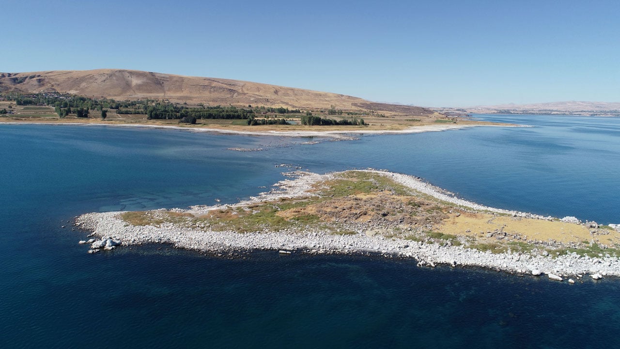 Foto - Van Gölü alarm veriyor! Su seviyesi metrelerce çekildi, geçmiş gün yüzüne çıktı