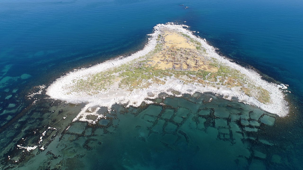 Foto - Van Gölü alarm veriyor! Su seviyesi metrelerce çekildi, geçmiş gün yüzüne çıktı