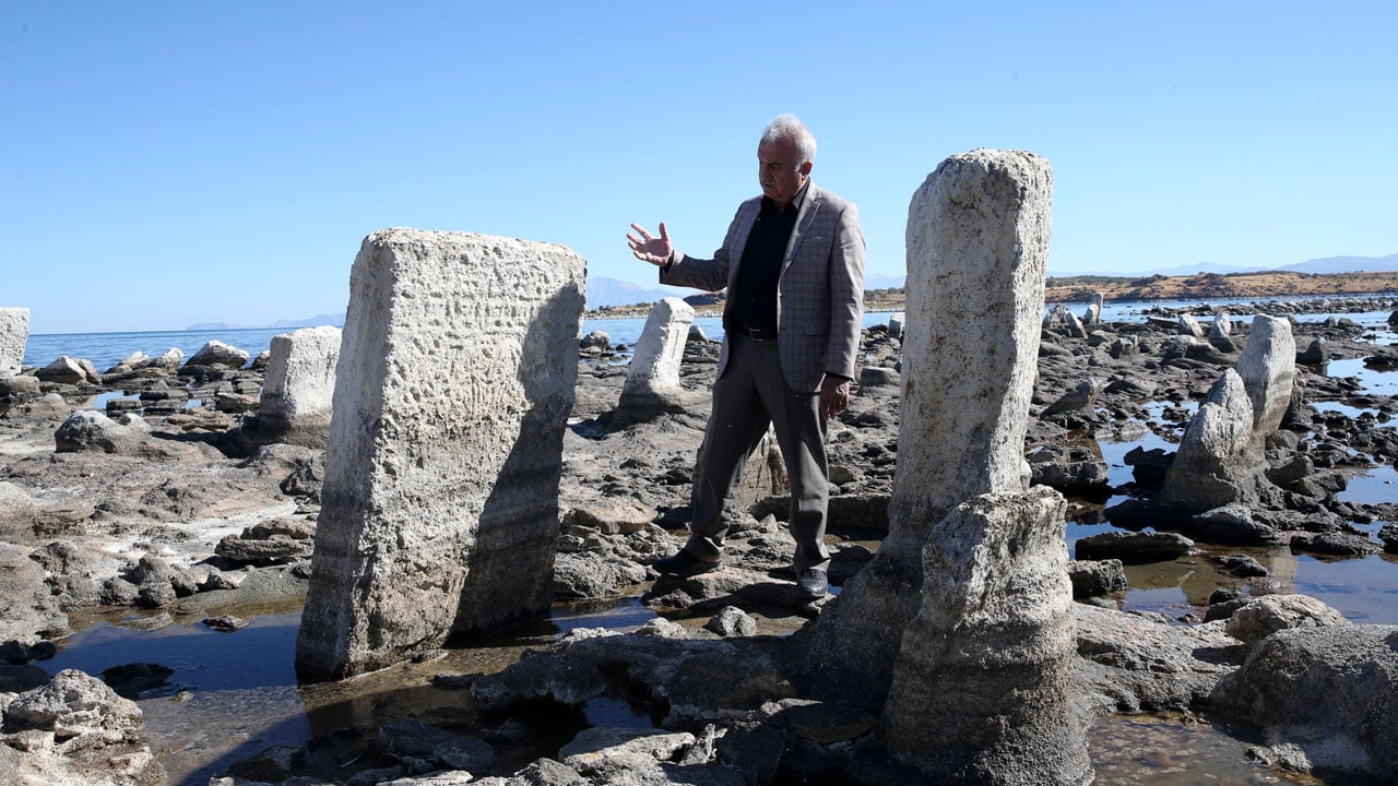 Van Gölü alarm veriyor! Su seviyesi metrelerce çekildi, geçmiş gün yüzüne çıktı