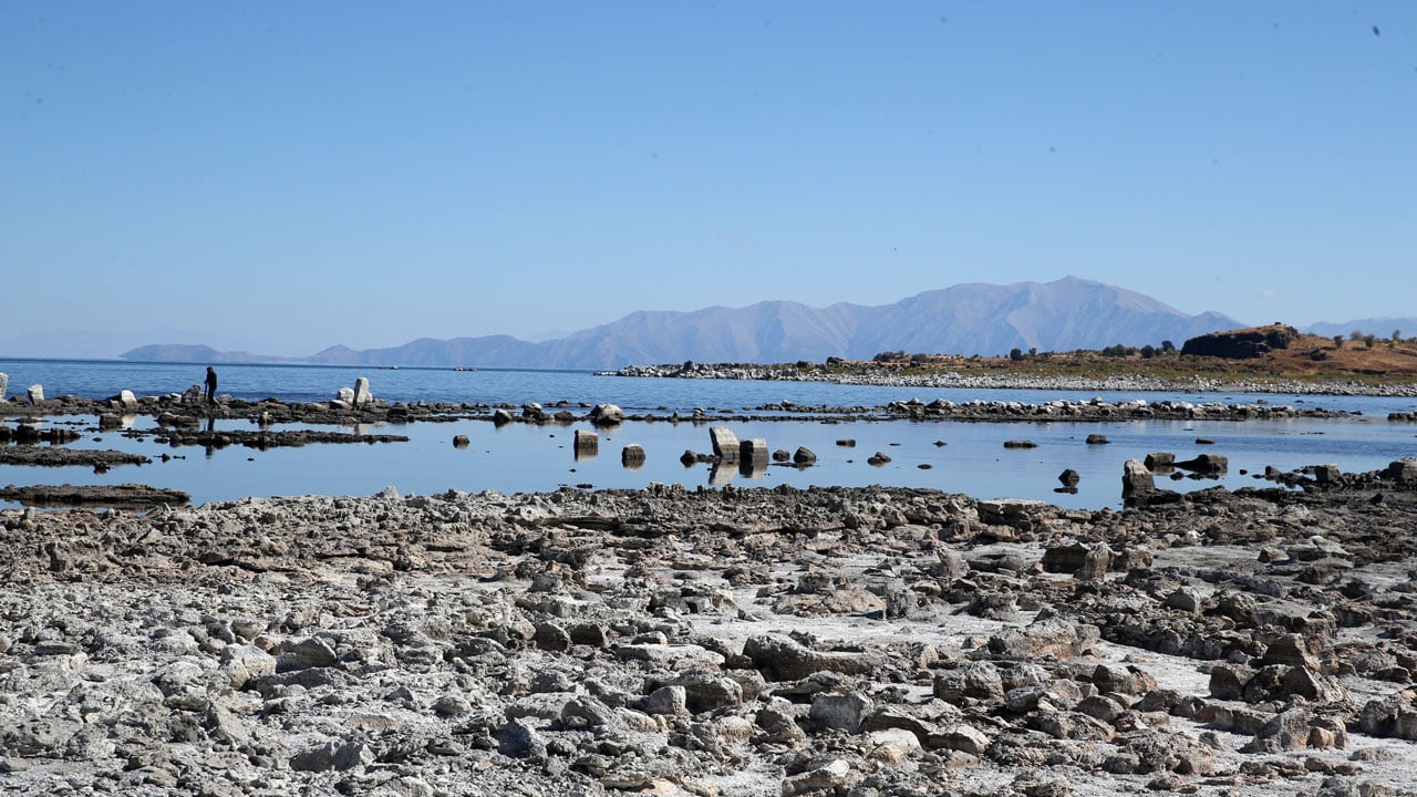 Foto - Van Gölü alarm veriyor! Su seviyesi metrelerce çekildi, geçmiş gün yüzüne çıktı