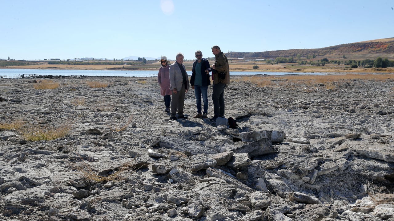 Foto - Van Gölü alarm veriyor! Su seviyesi metrelerce çekildi, geçmiş gün yüzüne çıktı