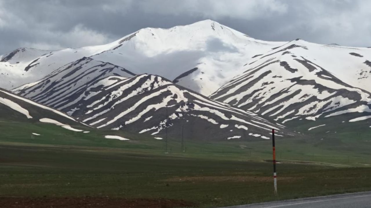 Van’da kartpostallık manzara: Dağlar zebra desenine büründü