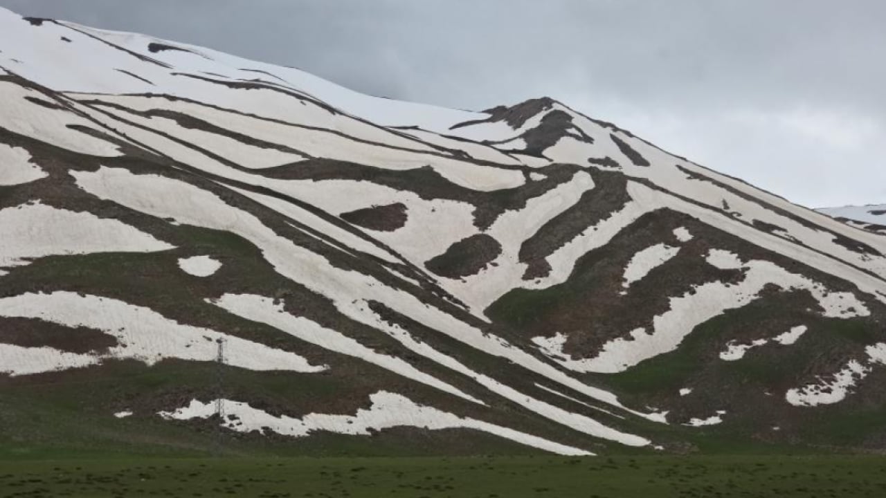 Foto - Van’da kartpostallık manzara: Dağlar zebra desenine büründü