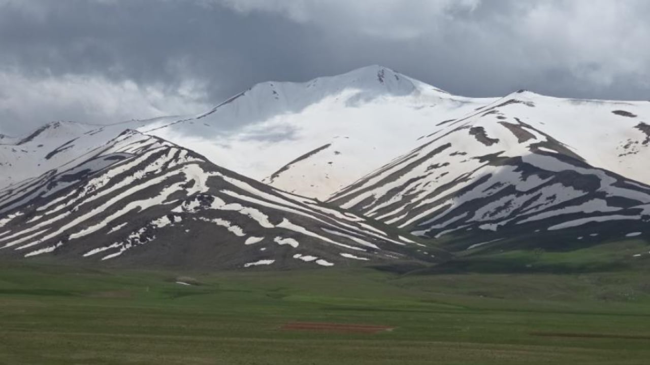 Foto - Van’da kartpostallık manzara: Dağlar zebra desenine büründü