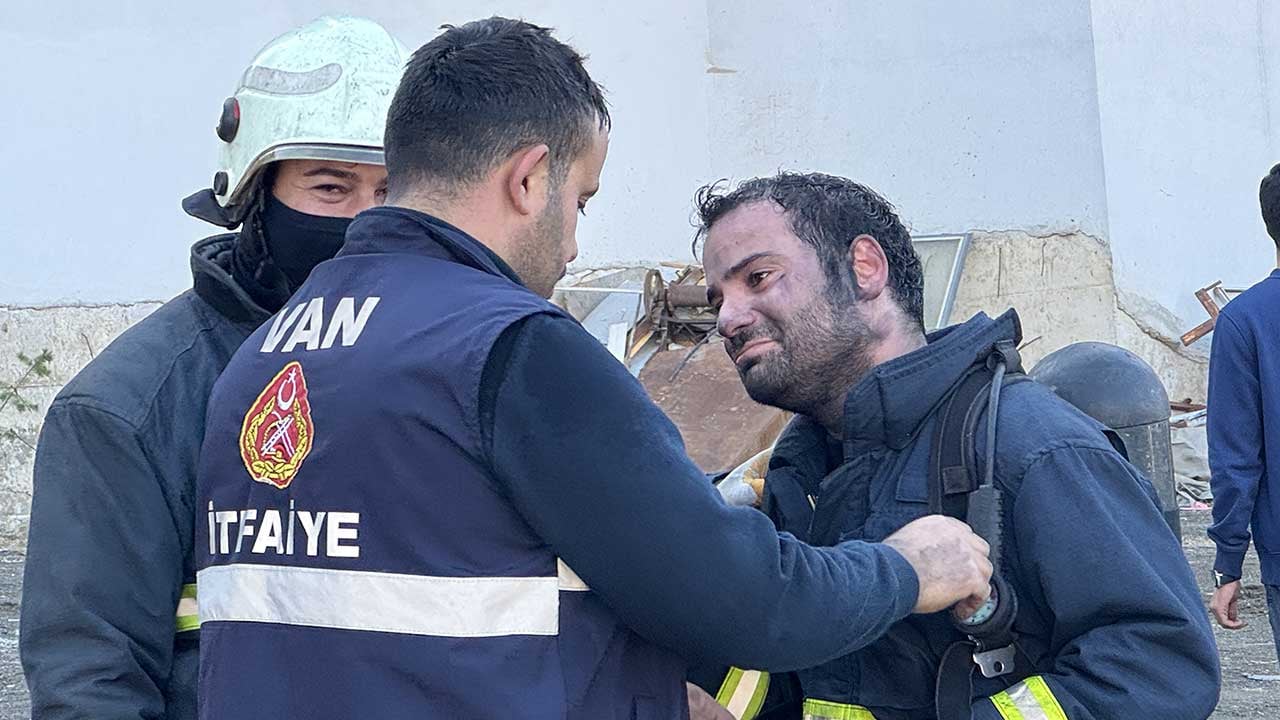 Foto - Van'da korku dolu anlar! 20 kişi ambulanslarla hastaneye kaldırıldı