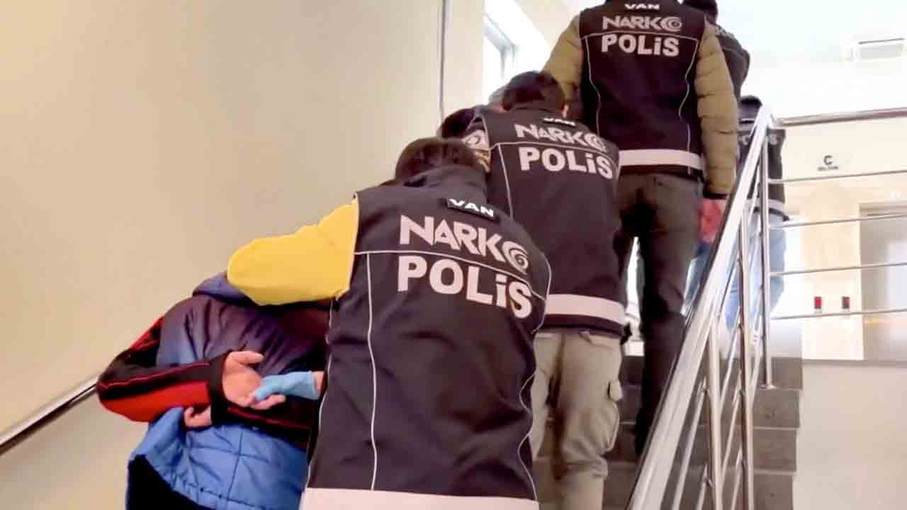 Foto - Van’da uyuşturucu tacirlerine ağır darbe! 240 kg uyuşturucu madde ele geçirildi 5 zehir taciri yakalandı!