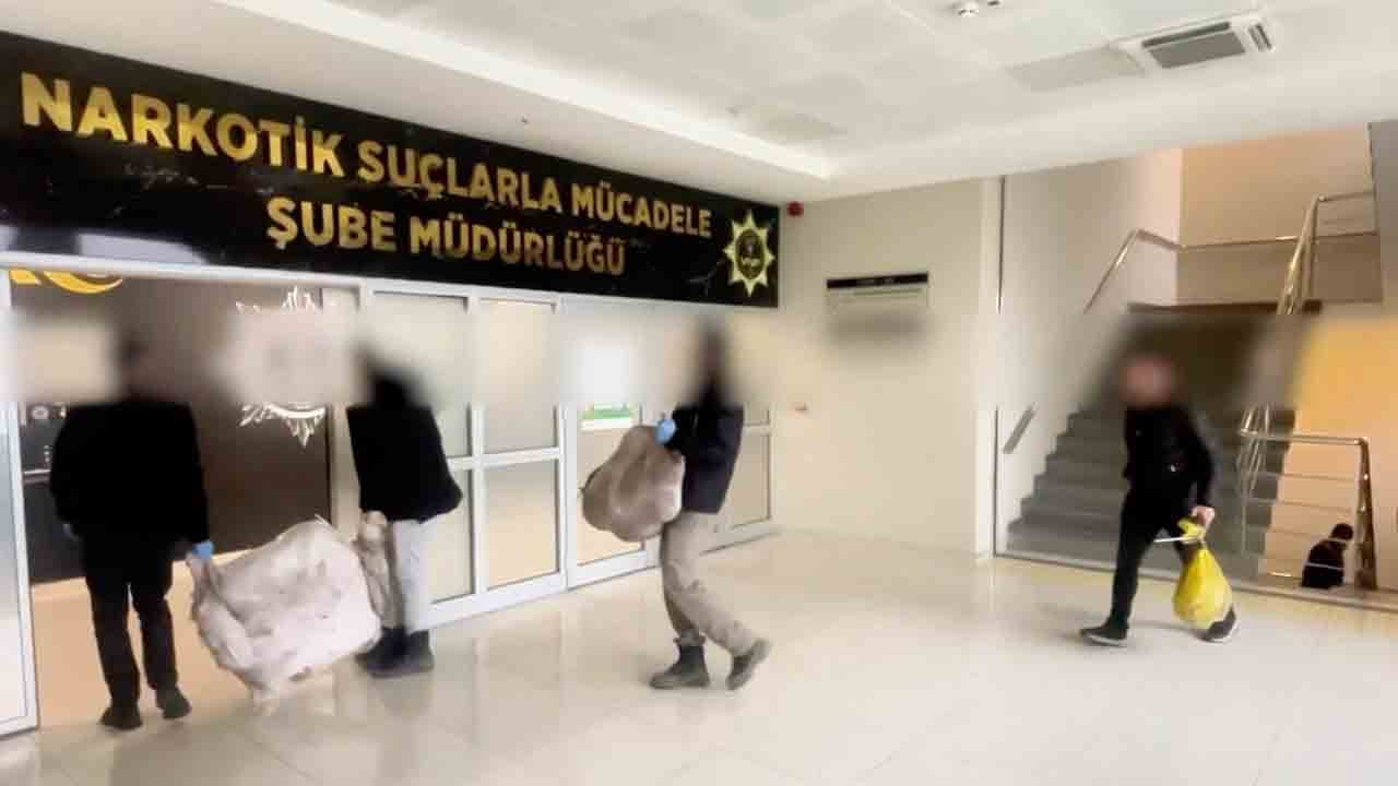 Foto - Van’da uyuşturucu tacirlerine ağır darbe! 240 kg uyuşturucu madde ele geçirildi 5 zehir taciri yakalandı!