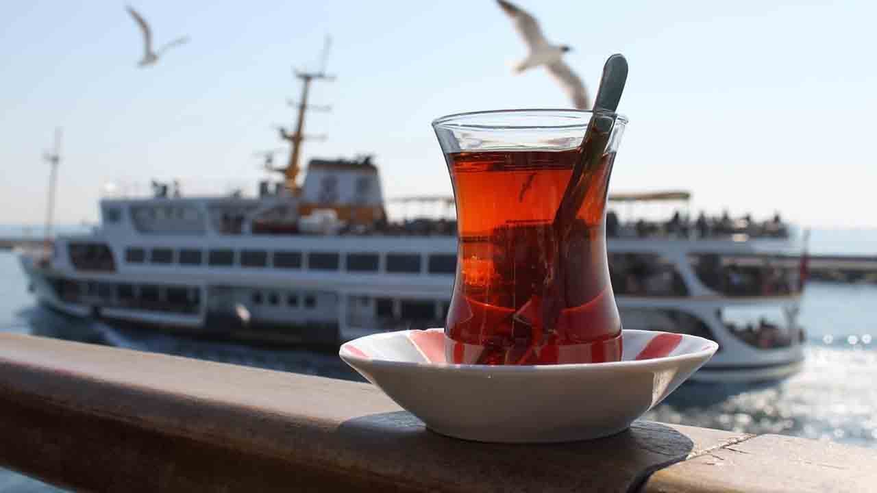 Vapurda demli çaya veda mı? Sıcak çay geleneği otomatlara teslim